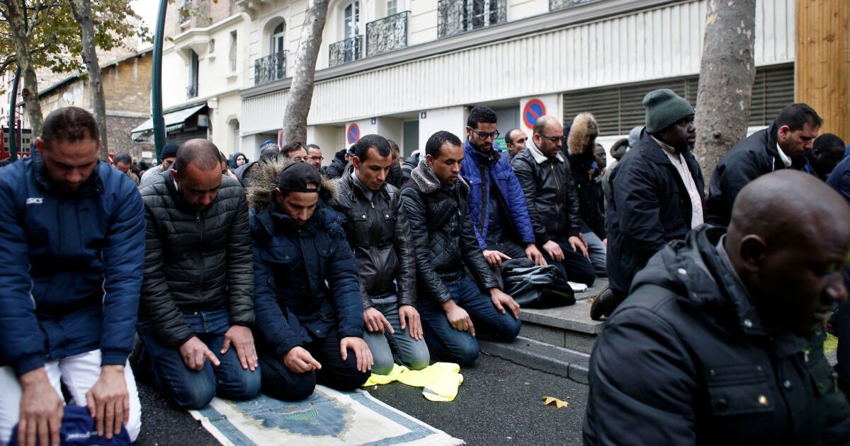 Paris Muslims praying in the street