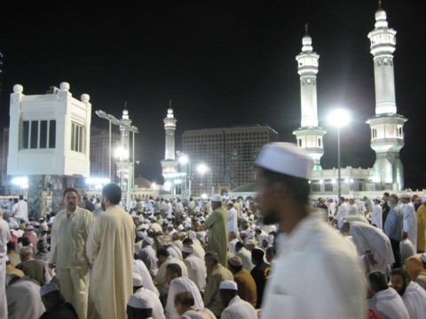 A scene of prayer, reading Qur'an, and making i'tikaf before Fajr at Masjid Al-Haram